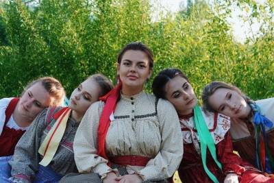«Девушки поют»: как фольклорный ансамбль «Шкатулочка» сохраняет сибирские традиции