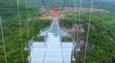 В Китае открыли самый длинный в мире подвесной мост из стекла (ВИДЕО)