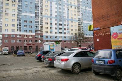 В Екатеринбурге запретили парковку еще на восьми улицах