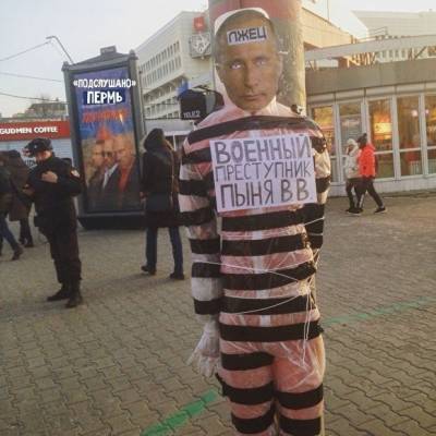 Жители Перми возмутились приговором по делу о манекене Путина. Суд назвал это давлением
