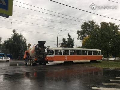 На Кирова столкнулись трамвай и бетономешалка