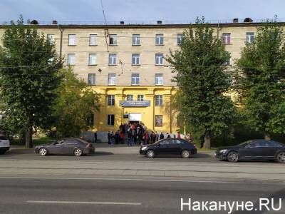 В общежитие Горного университета в Екатеринбурге скопилась огромная очередь студентов без масок