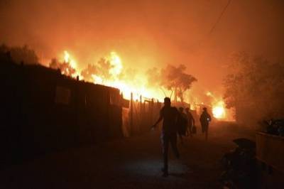 На острове Лесбос пожар разрушил лагерь мигрантов: многие из его жителей заражены коронавирусом