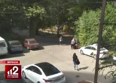 Подумали, что закладчик: в Воронеже случайного прохожего сильно избили на детской площадке