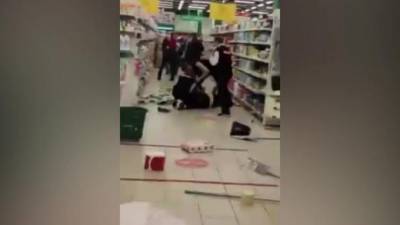 Мужчина с топором устроил погром в гипермаркете на проспекте Науки