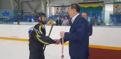 Мэр Холмска поздравил местных хоккеистов с третьим местом на дальневосточном первенстве