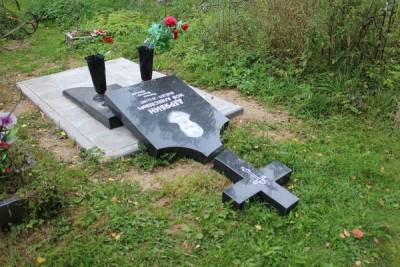 В Костромской области вандалы разгромили целое кладбище