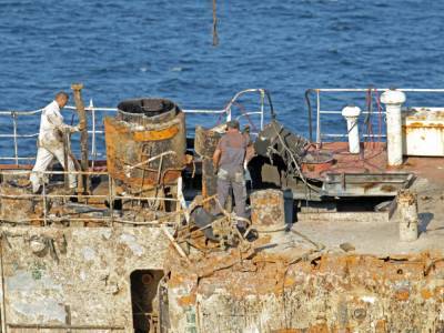 Из-за непогоды в Одессе приостановили подъем танкера «Делфи»
