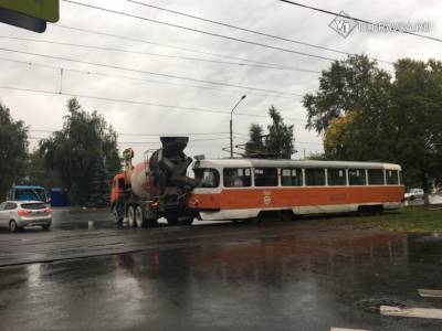 «КамАЗ» не уступил дорогу трамваю. Подробности аварии на Кирова