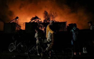 В Греции загорелся переполненный лагерь для беженцев