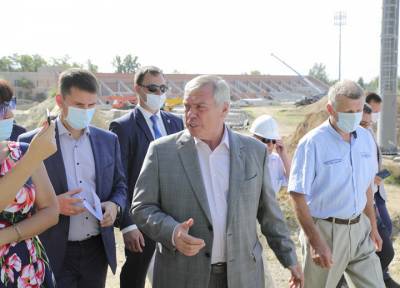 Донской губернатор поручил завершить реконструкцию стадиона в Шахтах в 2021 году