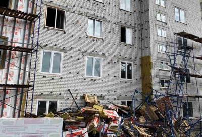 Семеро рабочих пострадали из-за обрушения строительных лесов на общежитии нижегородской Академии МВД