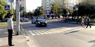 Орловские госавтоинспекторы дежурят у пешеходных переходов