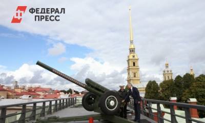 Андрей Луценко почтил память жертв блокады выстрелом из пушки в Петропавловской крепости