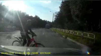 12-летний велосипедист неожиданно выскочил под колеса автомобиля (ВИДЕО)