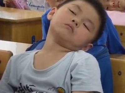 Мальчик боролся со сном на уроке и рассмешил Сеть