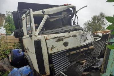 В Тверской области пьяный водитель «МАЗа» разбил грузовик о сарай