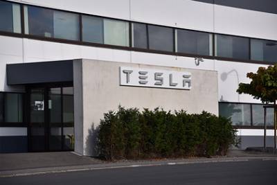Акции Tesla рекордно обвалились