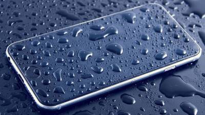 Apple научит iPhone "выплевывать" попавшую в него воду
