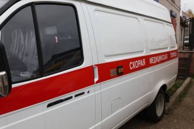 В Смоленске работник строительной организации упал с крыши