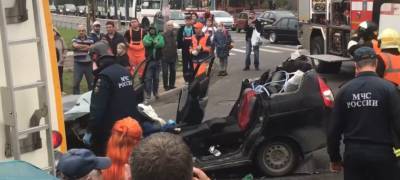 Опубликованы кадры с места жесткого ДТП в Петрозаводске: водителя вырезали из разбитой машины (ВИДЕО)