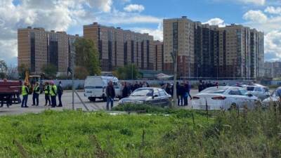 Более тысячи жителей дома на Среднерогатской вынуждены делить маленькую парковку