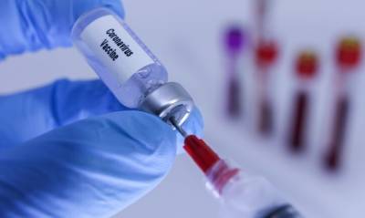 AstraZeneca и Оксфордский университет приостановили испытание вакцины от COVID-19 из-за опасного побочного эффекта