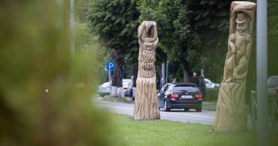 В Зеленоградске вырезали трёхметровые скульптуры на стволах погибших деревьев (фото)