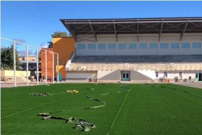 Монтаж искусственного газона начался на стадионе «Машиностроитель» в Пскове