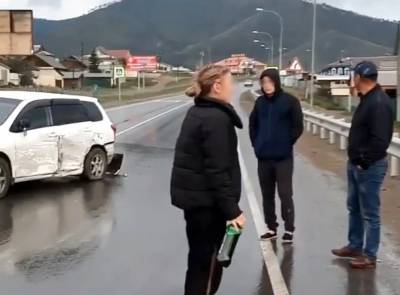 В пригороде Улан-Удэ жена виновника ДТП напала на сотрудника ГИБДД. Видео