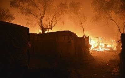 В Греции крупнейший лагерь мигрантов практически полностью уничтожил пожар