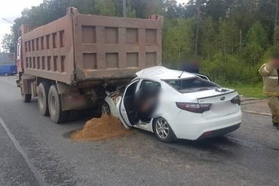 В Тверской области водитель протаранил грузовик с песком на М-10