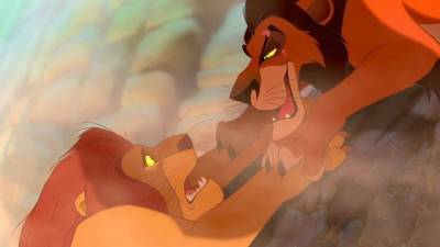«Шрам, брат, помоги мне»: уличные коты повторили сцену из «Короля льва»