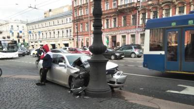 Lexus протаранил столб на Невском проспекте