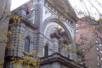 Нью-Йоркская церковь стала разделять прихожан на белых и черных