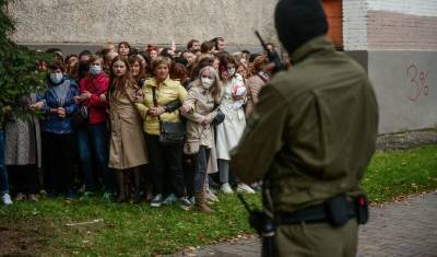 Фото дня: белорусские женщины стоят под прицелом «зеленых человечков»