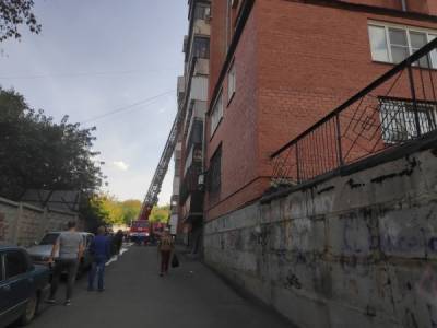 В Челябинске при пожаре на крыше многоэтажки погиб рабочий, ремонтировавший кровлю