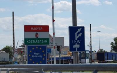 На границе Украины с Венгрией в очередях сотни авто