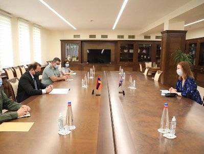 Министр обороны Армении принял временного поверенного в делах Соединенного Королевства