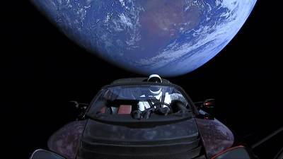 Отправленный в космос электрокар Tesla признали мусором
