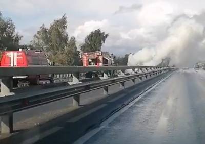 Видео: на Солотчинском шоссе загорелась фура