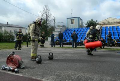 На стадионе в Кировске прошли соревнования между профессиональными и добровольными пожарными