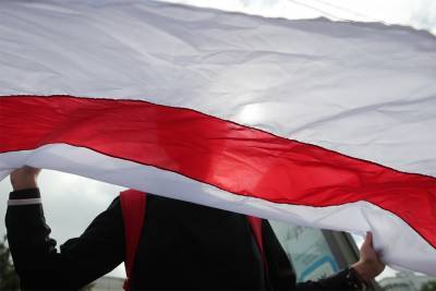 В Москве оштрафовали футбольных фанатов за флаг белорусской оппозиции