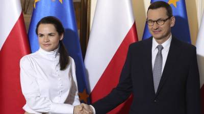 Премьер Польши вручил Тихановской символический ключ от белорусского центра в Варшаве