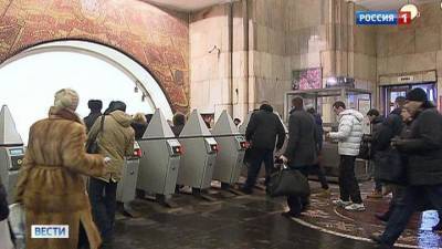 Девочка попала рукой между ступенями эскалатора в московском метро