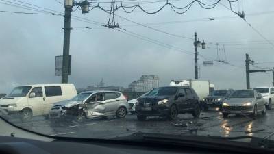 Видео: Lada на большой скорости протаранила две иномарки на мосту в центре Петербурга