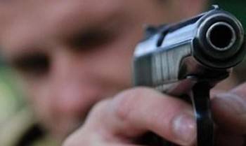 Житель Устья достал свой черный пистолет и наказал соседку-склочницу