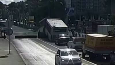 При срабатывании барьеров под автобусом на переезде в Петербурге пострадали четверо