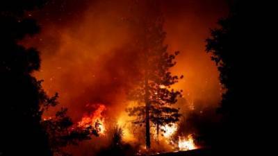 На западе США - огромные лесные пожары: небо над городом Салем стало кроваво-красным
