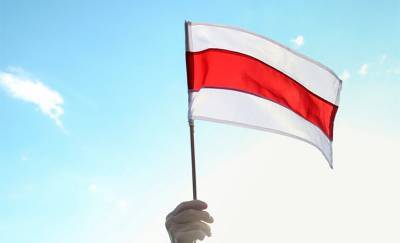 В России суд оштрафовал московских фанатов за бело-красно-белый флаг